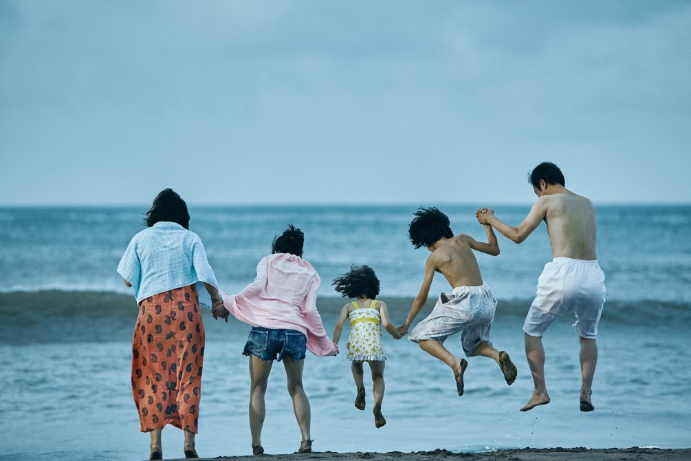 Shoplifters movie still